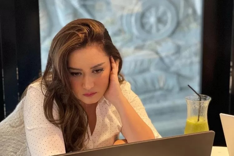 Anggota DPR RI sekaligus artis Nafa Urbach menyatakan niat untuk mendonasikan seluruh gaji dan tunjangannya kepada masyarakat. (Instagram @nafaurbach)